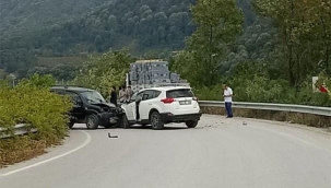 Karaçam'da iki araç kafa kafaya çarpıştı