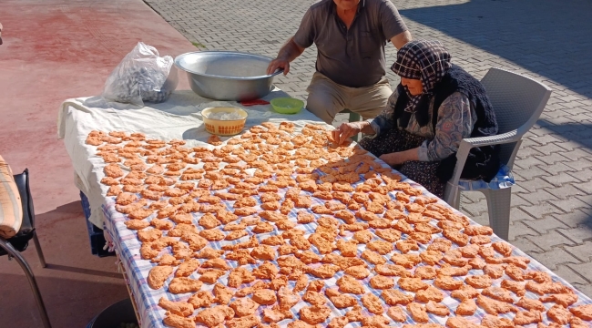 Geyve'de geleneksel tarhana hazırlığı devam ediyor