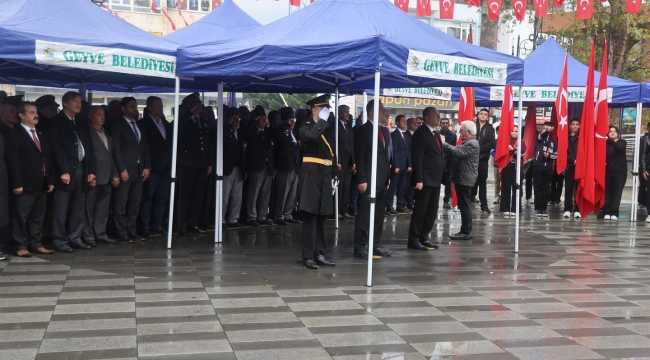 Geyve'de Cumhuriyet Bayramı, çelenk sunma töreni gerçekleştirildi