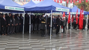 Geyve'de Cumhuriyet Bayramı, çelenk sunma töreni gerçekleştirildi