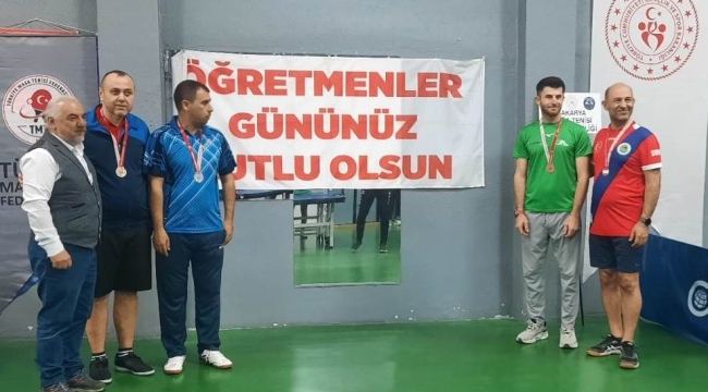 Geyveli öğretmen masa tenisinde 3. oldu