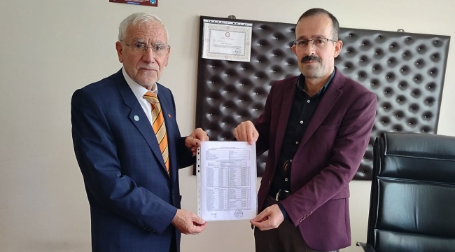 İYİ Parti Geyve İlçe Başkanı Cafer Uğural mazbatasını aldı