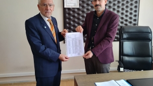 İYİ Parti Geyve İlçe Başkanı Cafer Uğural mazbatasını aldı