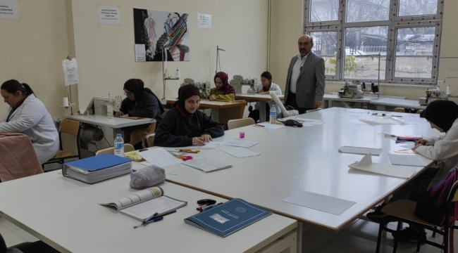 Geyve'deki bu okul, okul değil sanki fabrika üretim merkezi