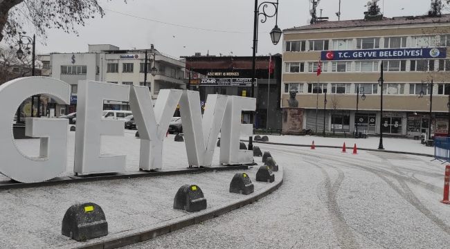 Geyve ilçe merkezi kar ile buluştu