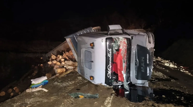 Geyve-Taraklı yolunda TIR devrildi! 3 yaralı!