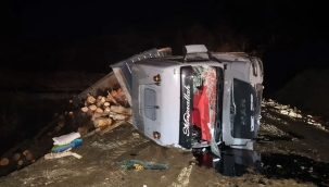 Geyve-Taraklı yolunda TIR devrildi! 3 yaralı!