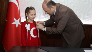 Başkan Yıldız'dan İstiklal Marşı 1.'si Ecem Hifa'ya ödül