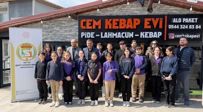 Geyve'de örnek öğrenciler yemekle ödüllendirildi