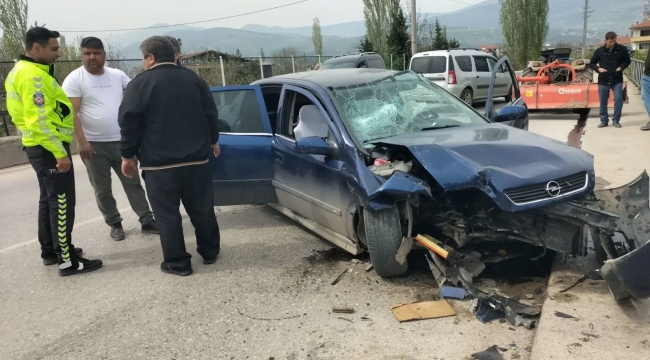 Geyve'de traktörle otomobil çarpıştı: 3 yaralı