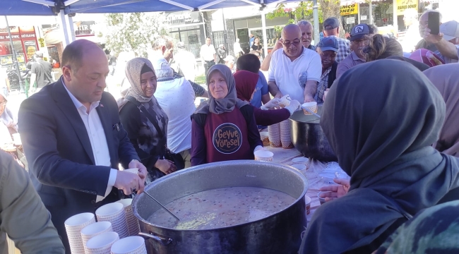 Geyve Belediyesi aşure ikram etti