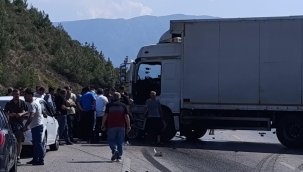 Bursa'da kamyon otomobile arkadan çarptı: 1 ölü, 2 yaralı