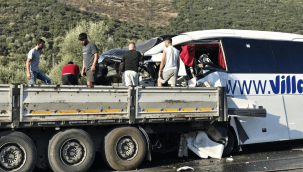 Tur otobüsü TIR'a arkadan çarptı! Ölü ve yaralılar var