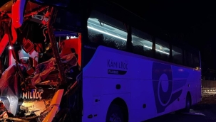 Yolcu otobüsü TIR'a çarptı: 2 kişi öldü, 17 kişi yaralandı