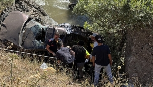 Otomobil dere yatağına devrildi: 1 ölü, 4 yaralı