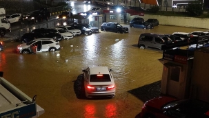 Trabzon'da sağanak hayatı felç etti: Cadde ve sokaklar göle döndü