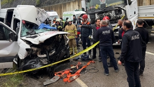 Yolcu taşıyan minibüs ile tır çarpıştı: 1 ölü, 11 yaralı