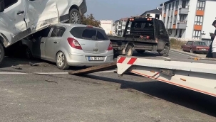 Araçlar park halindeki otomobile çarparak durdu