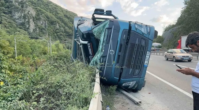 Geyve Karaçam'da Kaza! Tonlarca Kiremit Yola Saçıldı